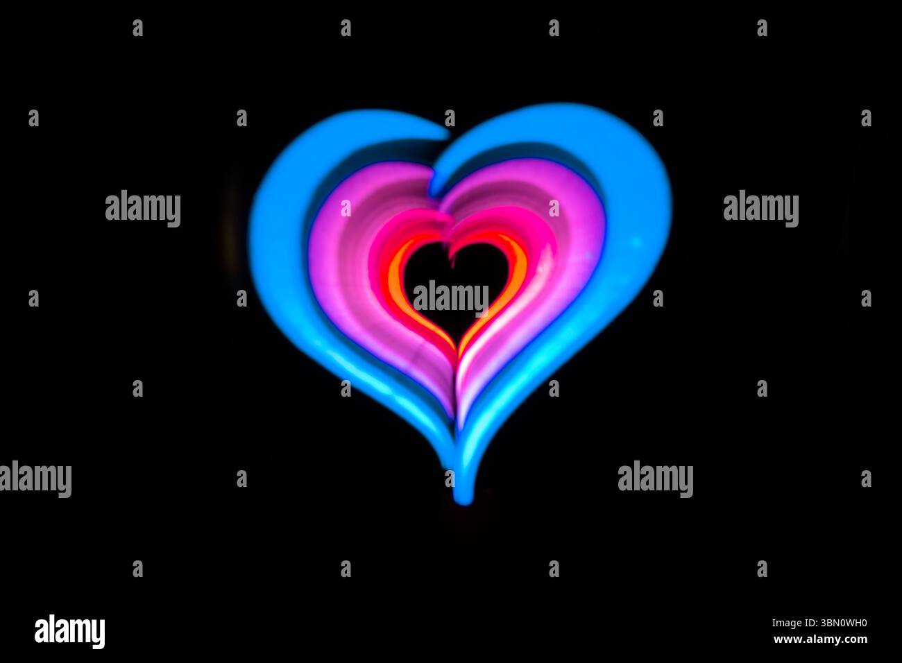 Mehrfarbige Herzform, Lichtmalerei, lange Belichtung, vor schwarzem Hintergrund Stockfoto