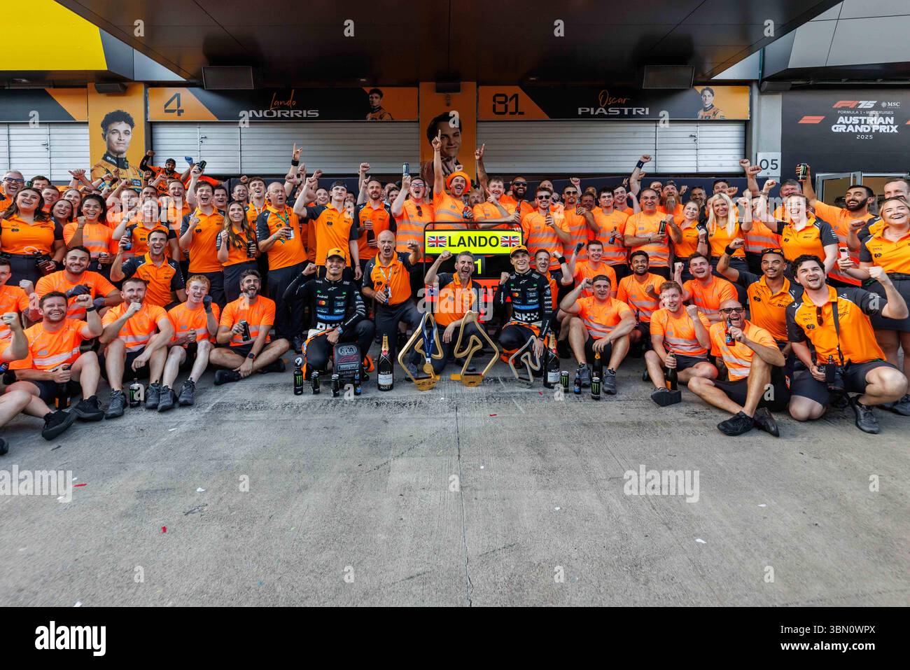 Siegerfoto des McLaren Teams, großer Preis von Oesterreich, Motorsport, Formel 1, Saison 2025, 29.06.2025 Foto: Eibner-Pressefoto/Alexander Neis Stockfoto