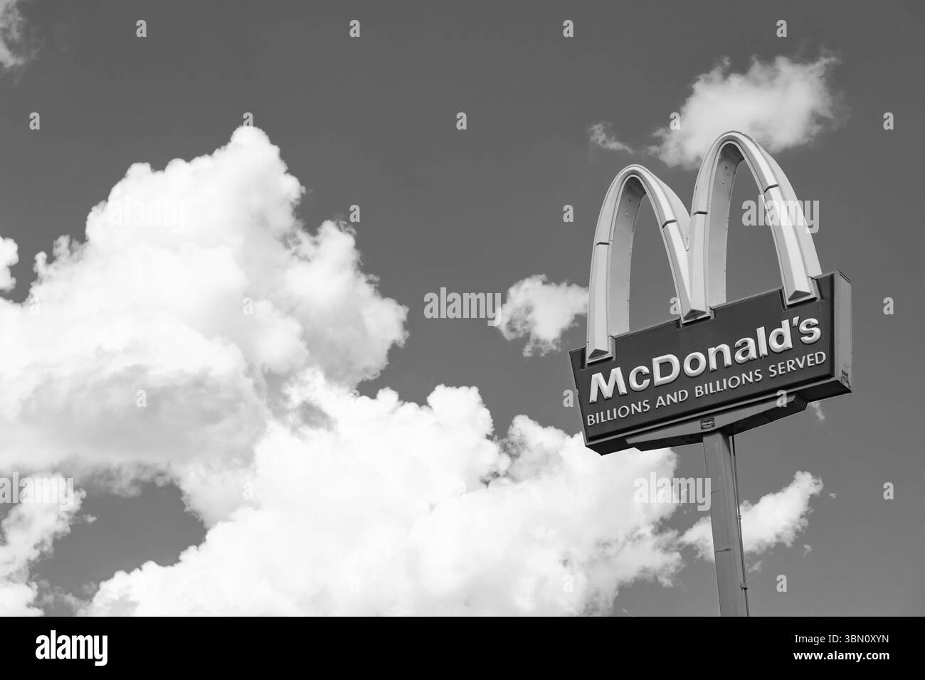 Chicago, USA - 16. August 2024: Schild für McDonald's Restaurant. Mcdonads ist die schnellste Marke für Unternehmen Stockfoto
