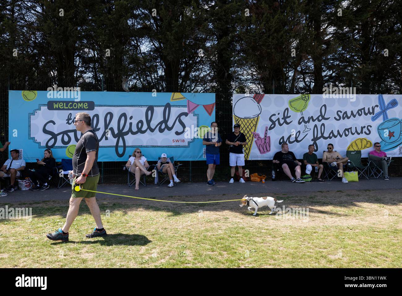 Wimbledon-Fans stellen Zelte an einem heißen Sommertag vor Beginn der Wimbledon Tennis Championships rund um die Uhr in der Warteschlange auf Stockfoto