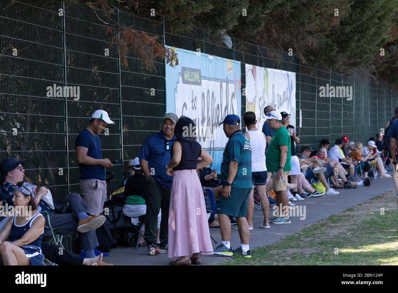 Wimbledon-Fans stellen Zelte an einem heißen Sommertag vor Beginn der Wimbledon Tennis Championships rund um die Uhr in der Warteschlange auf Stockfoto