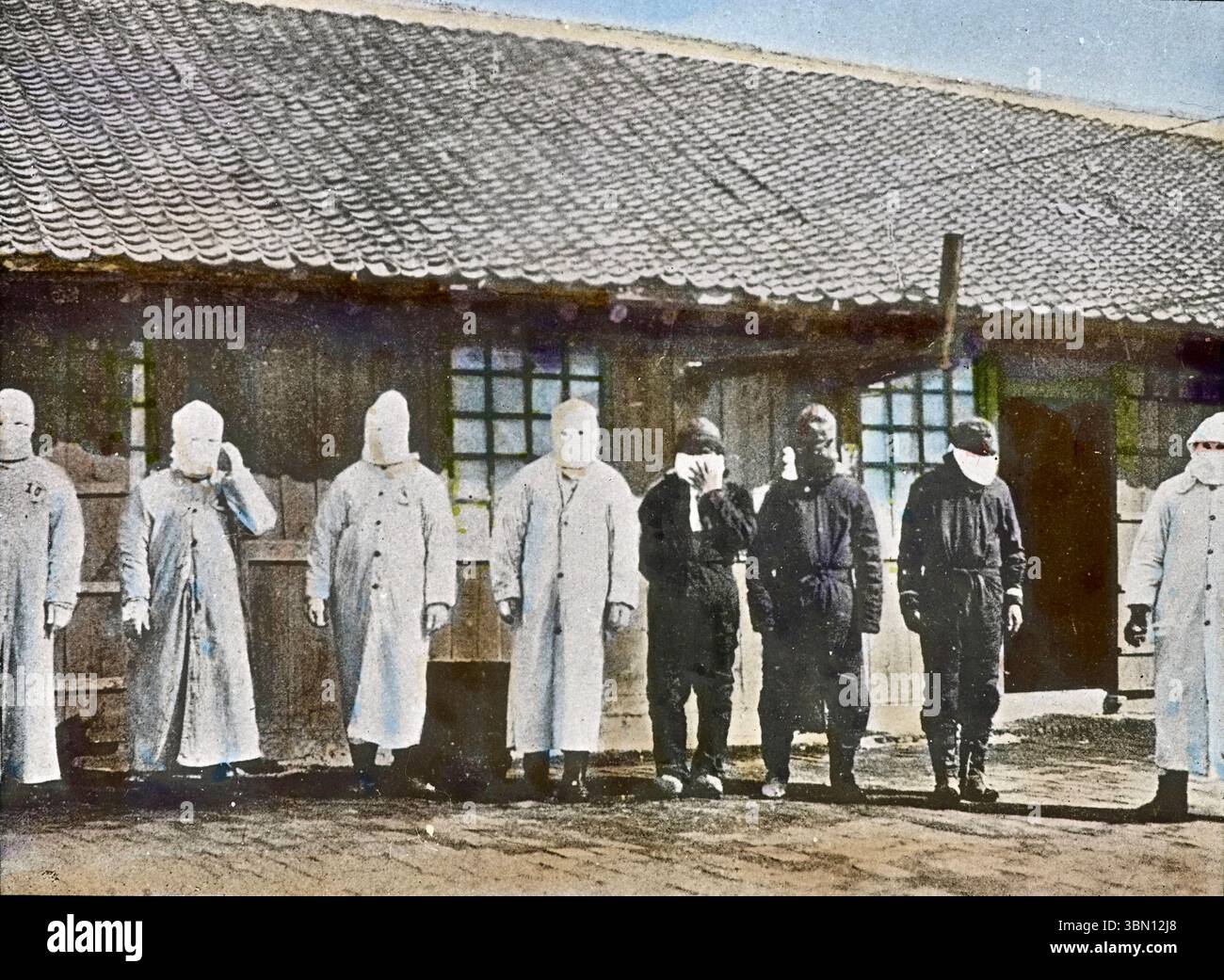 Pestarbeiter, die während der mandschurischen Pest von 1910 Schutzkleidung trugen Stockfoto