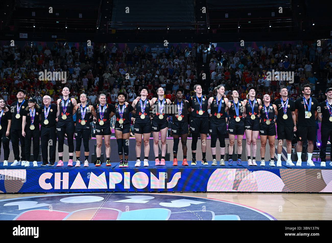 Piräus, Piräus, Griechenland. Juni 2025. Spieler aus Belgien feierten den ersten Platz beim Finale der Frauen in der EuroKorb zwischen Spanien und Belgien im Peace & Friendship Stadium am 29. Juni 2025 in Piräus, Griechenland. (Kreditbild: © Stefanos Kyriazis/ZUMA Press Wire) NUR REDAKTIONELLE VERWENDUNG! Nicht für kommerzielle ZWECKE! Quelle: ZUMA Press, Inc./Alamy Live News Stockfoto