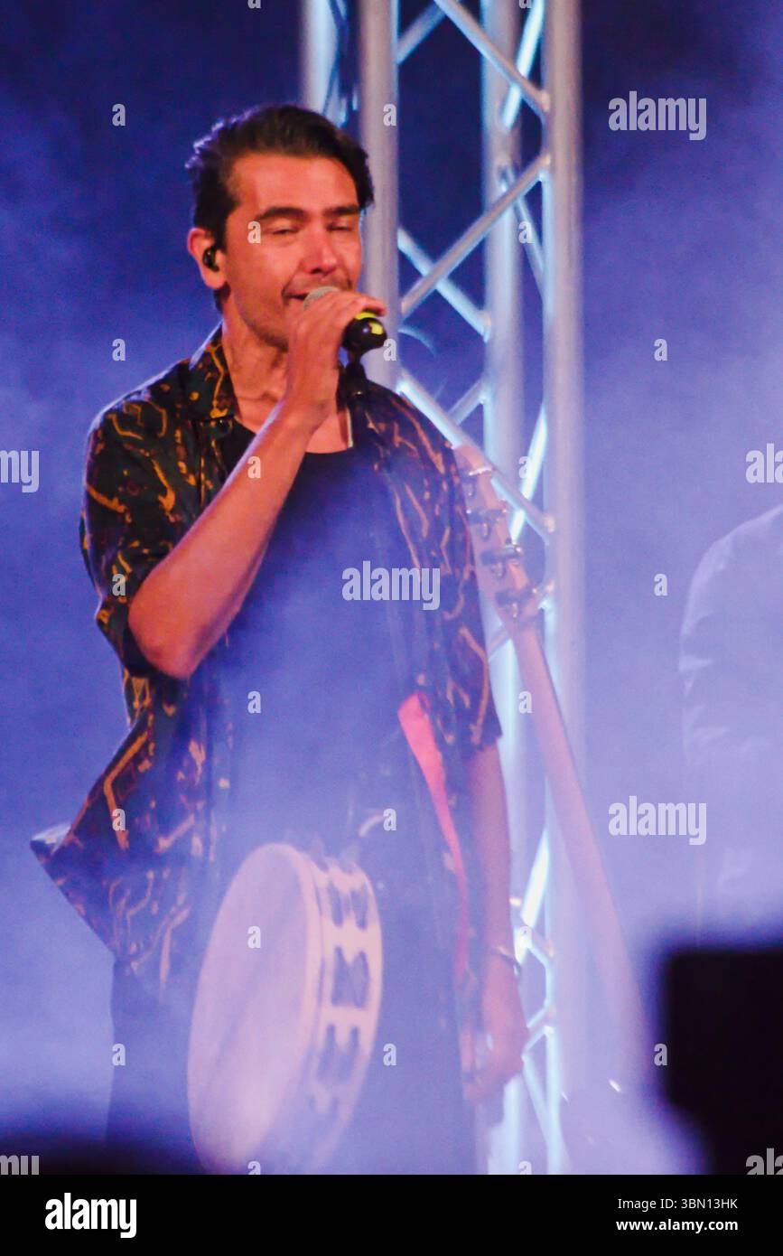 Calimera, Salento, Italien - 21. Juni 2025: Künstler beim Super Taranta Musikfestival in Salento, Italien. Der Schwerpunkt liegt auf Pizzica, einem Volksmusikgenre Stockfoto