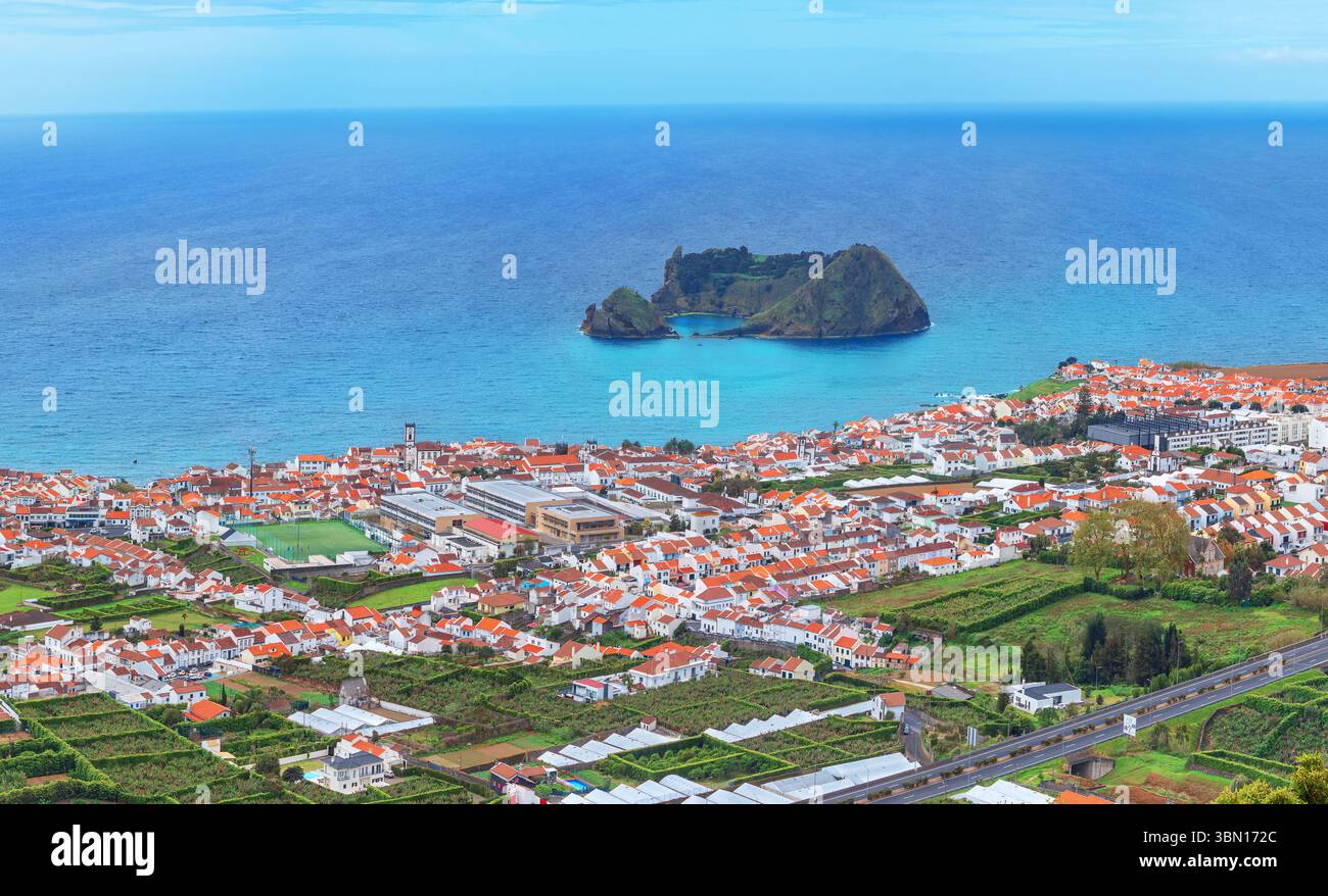 Panoramablick auf die Atlantikküste in der Nähe von Vila Franca do Campo und Ilhéu de Vila Franca auf der Insel São Miguel auf den Azoren Stockfoto