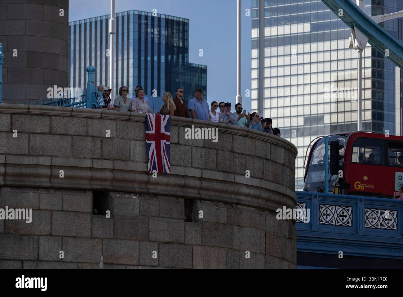 Der Royal Thames Yacht Club feiert zum 250. Jahrestag, eine Flotte von 26 RTYC-Schiffen, die flussaufwärts zur Tower Bridge fahren, die an den St. Katharine Docks endet. Stockfoto