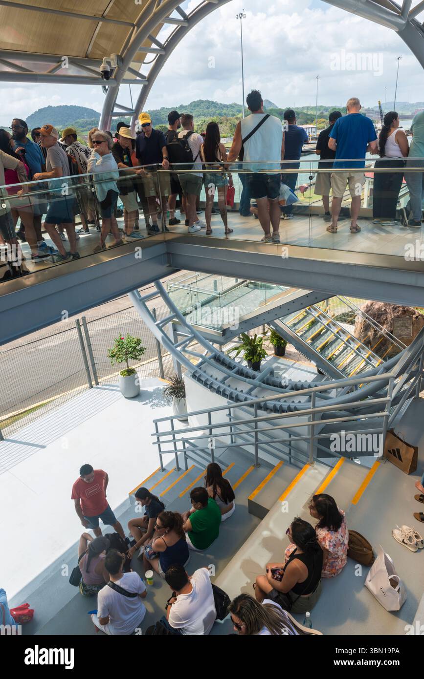 Panamakanal: Besucher beobachten die Passage eines japanischen RoRo-Schiffes an den Miraflores-Schleusen Stockfoto