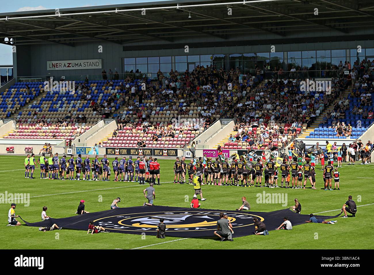 Beide Teams stehen vor dem Betfred Championship-Spiel York City Knights vs Featherstone Rovers im LNER Community Stadium, York, Großbritannien, 29. Juni 2025 (Foto: Sam Eaden/News Images) Stockfoto