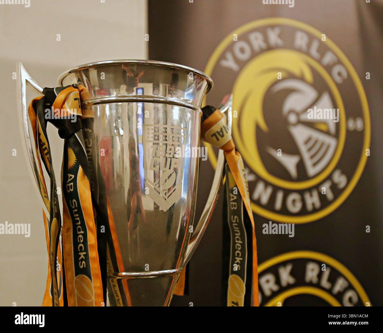Der ab Sundecks 1895 Cup vor dem Betfred Championship Spiel York City Knights vs Featherstone Rovers im LNER Community Stadium, York, Vereinigtes Königreich, 29. Juni 2025 (Foto: Sam Eaden/News Images) Stockfoto