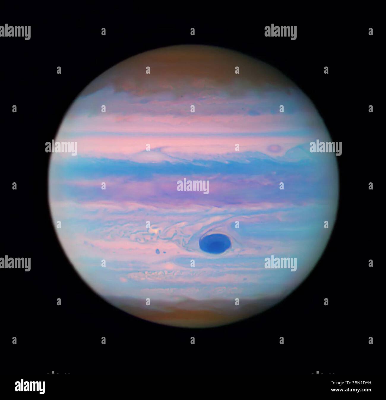 Infrarotbild des Jupiters mit leuchtenden Bändern und einem dunklen Sturm. Bild mit freundlicher Genehmigung der NASA. Stockfoto