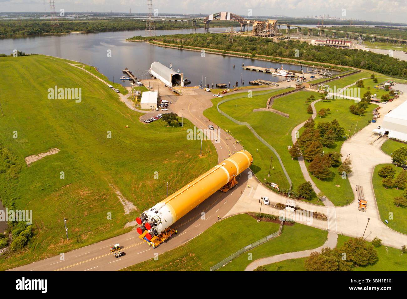 Luftaufnahme der Michoud Assembly Facility der NASA in New Orleans, Louisiana, Rollout einer riesigen Raketenkernbühne zum Testen. Bild mit freundlicher Genehmigung der NASA. Stockfoto
