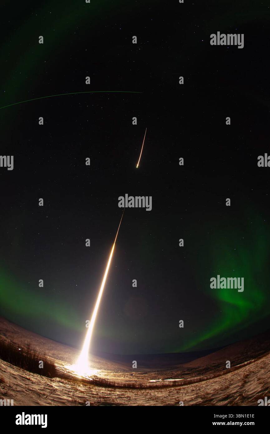 NASA-Raketenstart mit aurora Borealis im Hintergrund. Poker Flat Research Range, Alaska. Bild mit freundlicher Genehmigung der NASA. Stockfoto