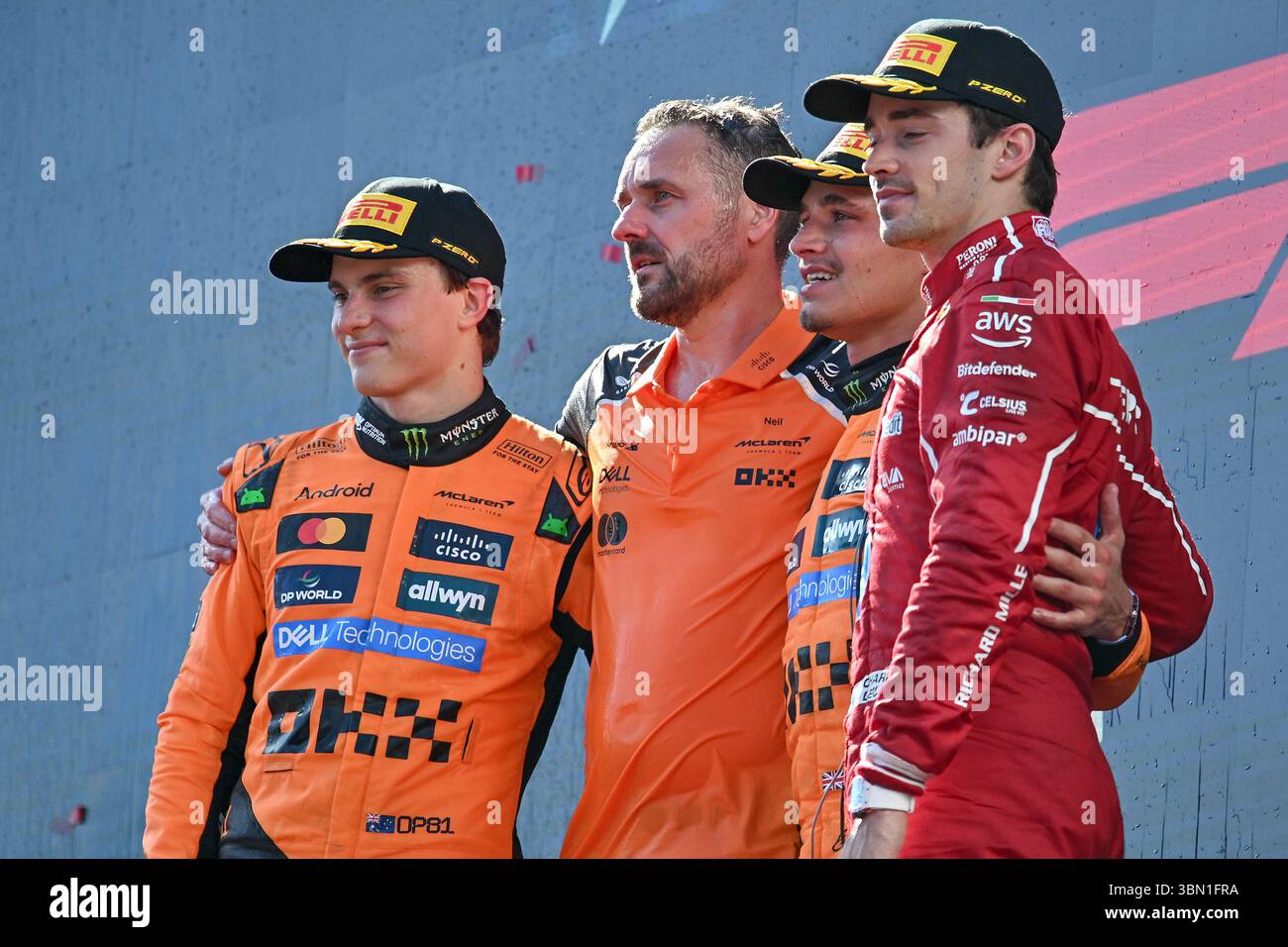 SPIELBERG, ÖSTERREICH - 29. JUNI: Oscar Piastri aus Australien und McLaren F1 Team (L), Lando Norris aus Großbritannien und McLaren F1 Team (C) und Charles Leclerc aus Monaco und Scuderia Ferrari (R) auf dem Podium beim Grand Prix von Österreich auf dem Red Bull Ring Circuit am 29. Juni 2025 in Spielberg, Österreich. (Foto: Vince Mignott/Alamy Live News) Stockfoto