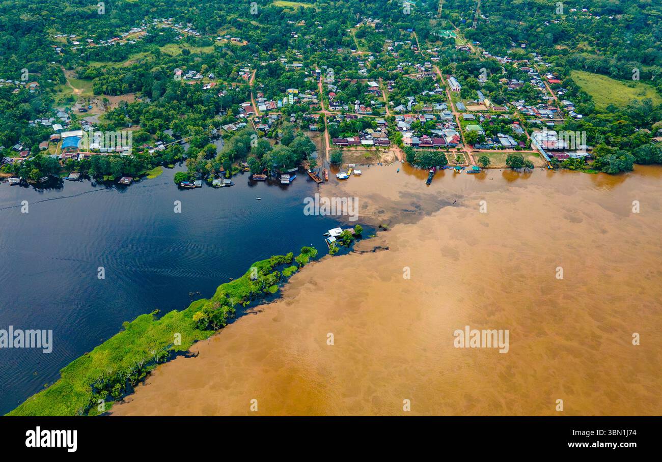 Atemberaubende Aussicht aus der Vogelperspektive auf das üppige Grün und die ausgedehnten Flüsse von Leticia im Amazonasgebiet und die einzigartige Artenvielfalt. Stockfoto