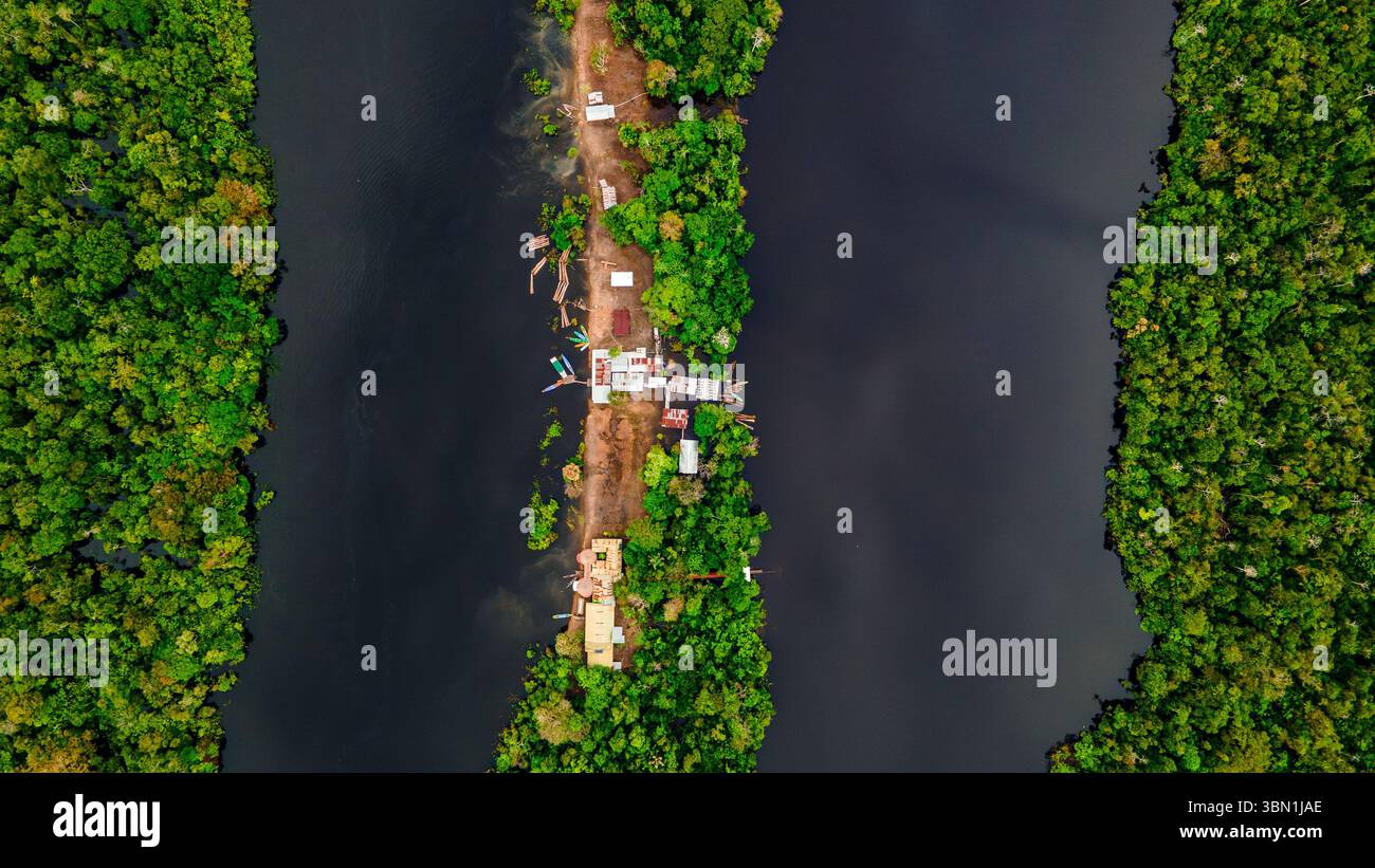 Atemberaubende Luftaufnahme mit üppigem Grün und Wasserstraßen des Amazonas-Regenwaldes in der Nähe von Leticia, Kolumbien. Stockfoto