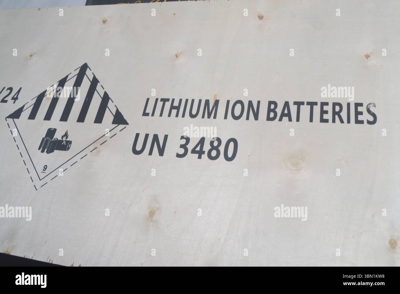 Schilder auf einer Holzkiste für Lithium-Batterien Stockfoto