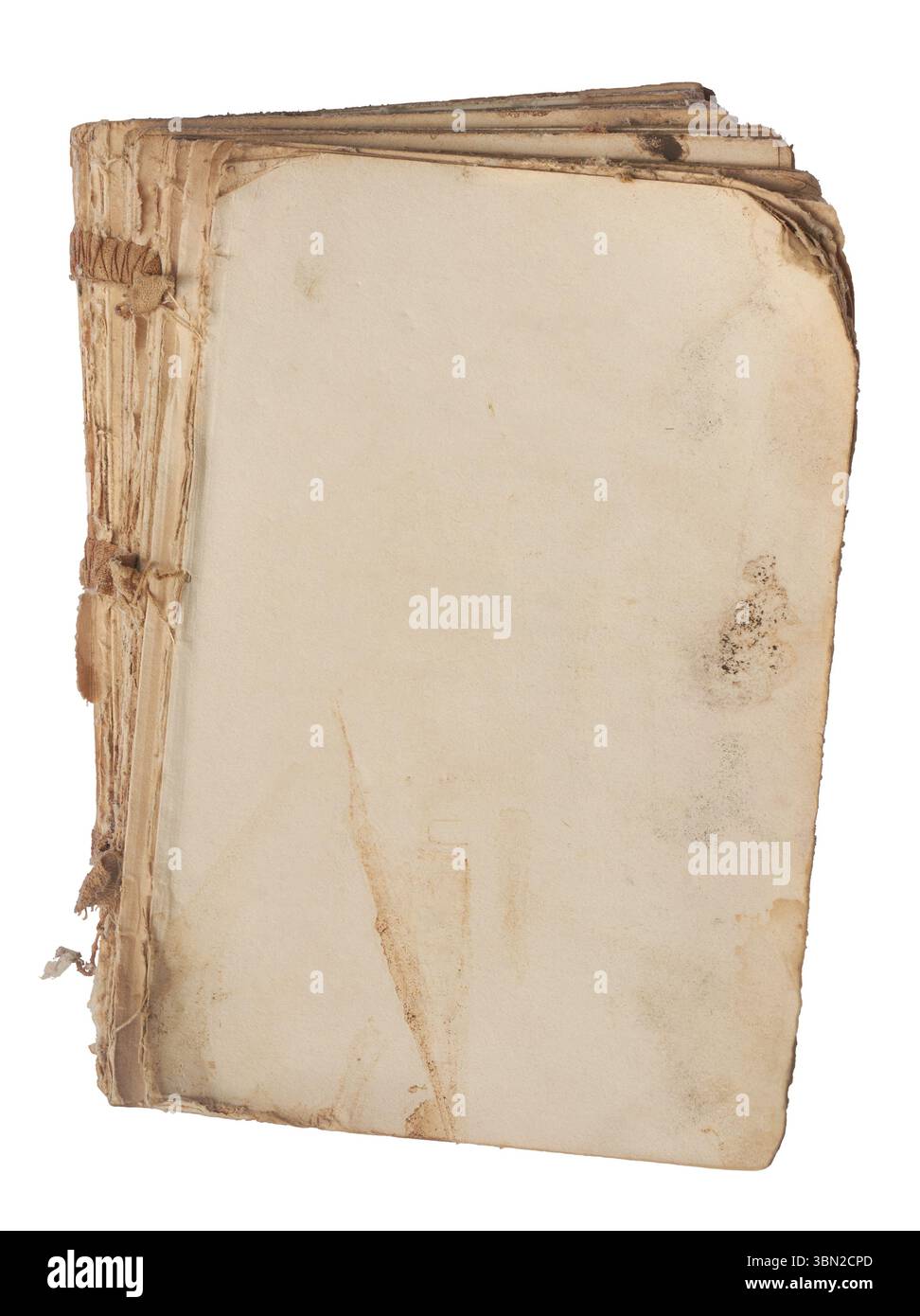 Nahaufnahme des alten abgenutzten Buches oder Manuskripts mit dem Umschlag, der keine freigebundenen Seiten enthält, isolierter weißer Hintergrund, leere, abgenutzte weiße Seite Stockfoto