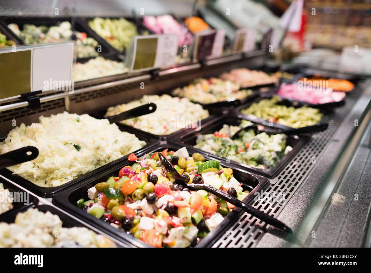 Blick auf verschiedene zum Verkauf stehende Lebensmittel aus einem hohen Winkel Stockfoto