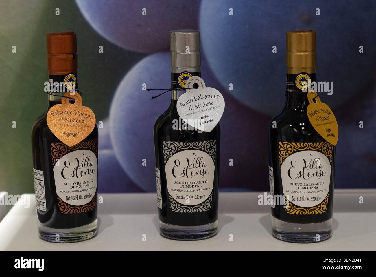 New York, USA. Juni 2025. Italien, bekannt für den besten Balsamico-Essig aus Modena, und Aceto Balsamico Di Modena PGI in Familienbesitz präsentierten das Beste während der Summer Fancy Food Show im Jacob Javits Center in New York am 29. Juni 2025 (Foto: Lev Radin/SIPA USA) Stockfoto