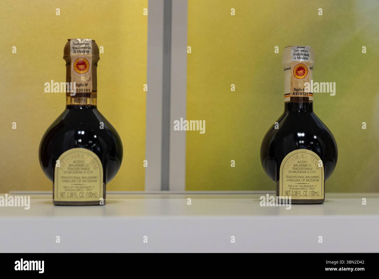 New York, USA. Juni 2025. Italien, bekannt für den besten Balsamico-Essig aus Modena, und Aceto Balsamico Di Modena PGI in Familienbesitz präsentierten das Beste während der Summer Fancy Food Show im Jacob Javits Center in New York am 29. Juni 2025 (Foto: Lev Radin/SIPA USA) Stockfoto