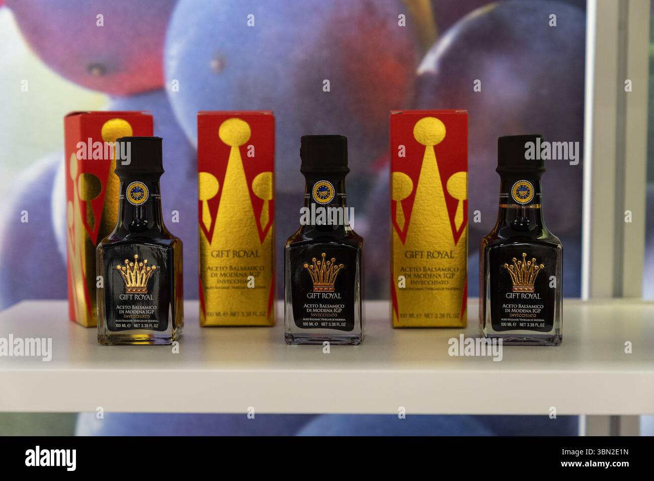 New York, New York, USA. Juni 2025. Italien, bekannt für den besten Balsamico-Essig aus Modena, und Aceto Balsamico Di Modena PGI in Familienbesitz präsentierte das Beste während der Summer Fancy Food Show im Jacob Javits Center in New York am 29. Juni 2025 (Credit Image: © Lev Radin/ZUMA Press Wire) NUR REDAKTIONELLE VERWENDUNG! Nicht für kommerzielle ZWECKE! Stockfoto