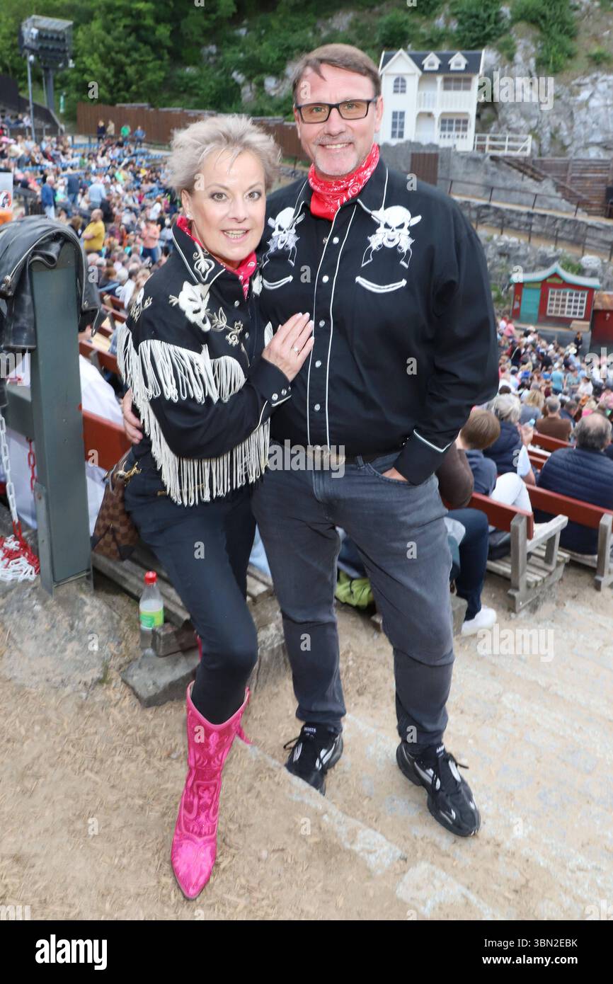 Premiere Karl May Festspiele das Halbblut Tanja Schumann, Stefan Burmeister, Premiere Karl May Festspiele das Halbblut , Bad Segeberg, 28.06.2025 *** Premiere Karl May Festspiele das Halbblut Tanja Schumann, Stefan Burmeister, Premiere Karl May Festspiele das Halbblut , Bad Segeberg, 28 06 2025 Copyright: XEventpressxBecherx Stockfoto