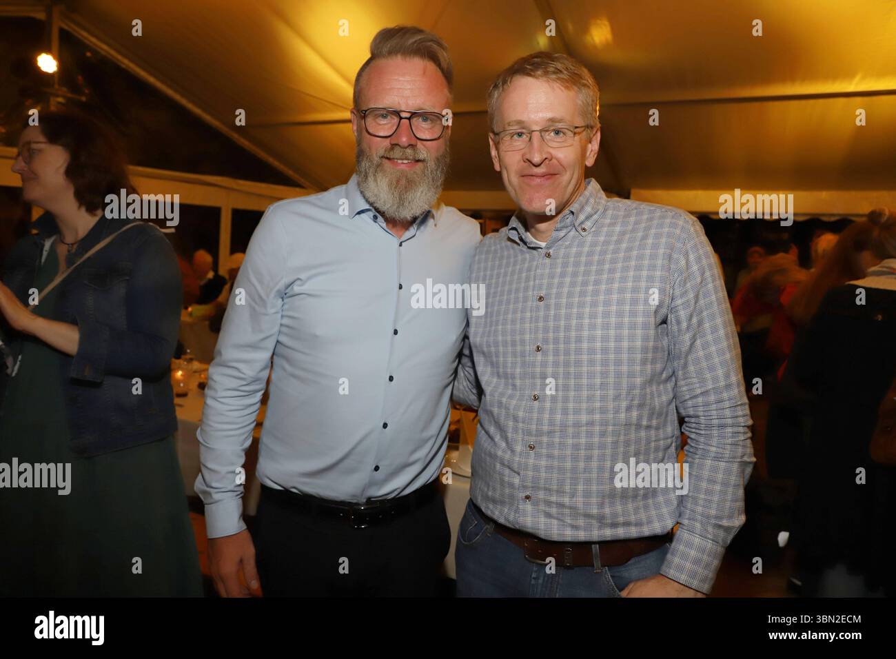 Premiere Karl May Festspiele das Halbblut Claus Ruhe Madsen, Daniel Günther, Premiere Karl May Festspiele das Halbblut , Bad Segeberg, 28.06.2025 *** Premiere Karl May Festspiele das Halbblut Claus Ruhe Madsen, Daniel Günther, Premiere Karl May Festspiele das Halbblut , Bad Segeberg, 28 06 2025 Copyright: XEventpressxBecherx Stockfoto