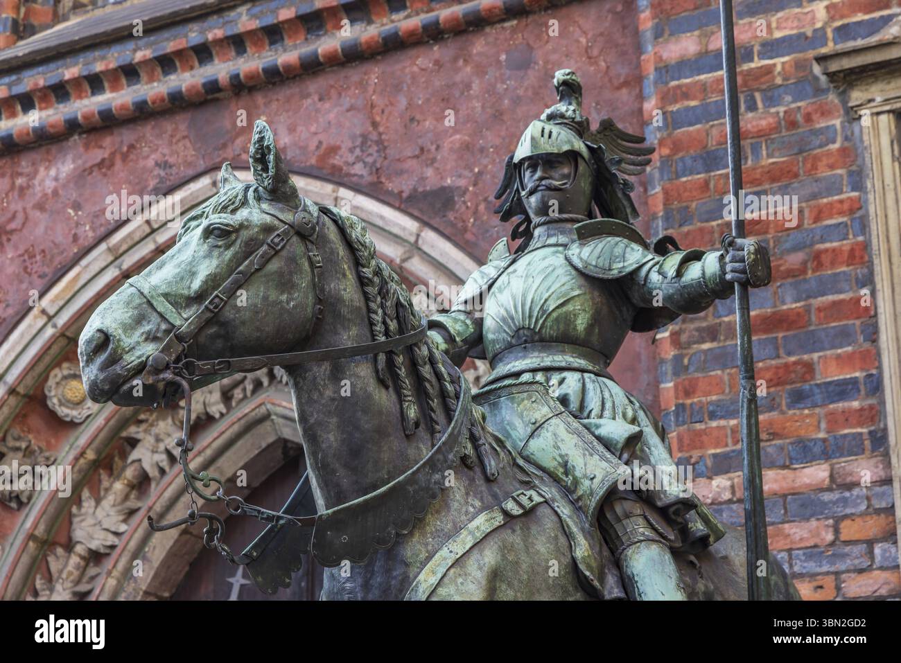 Bremen, Deutschland - 13. November 2022: Ritterskulptur vor dem alten Rathaus von Bremen in der Freie Hansestadt Bremen in Deutschland Stockfoto