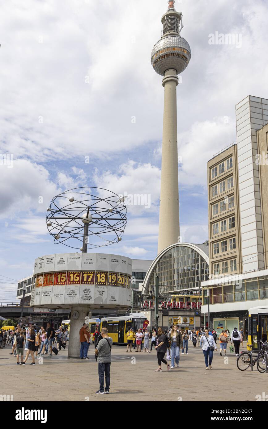 Berlin, Deutschland - 24. Juli 2023: Alexander Platz mit Urania Weltuhr und Fernsehturm und in Berlin in Deutschland Europa Stockfoto