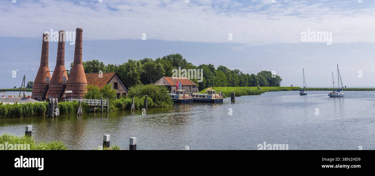 Traditionelles Fischerdorf mit kleinen Häusern, einer Kirche und Schiffen in Enkhuizen Nord-Holland in den Niederlanden Stockfoto