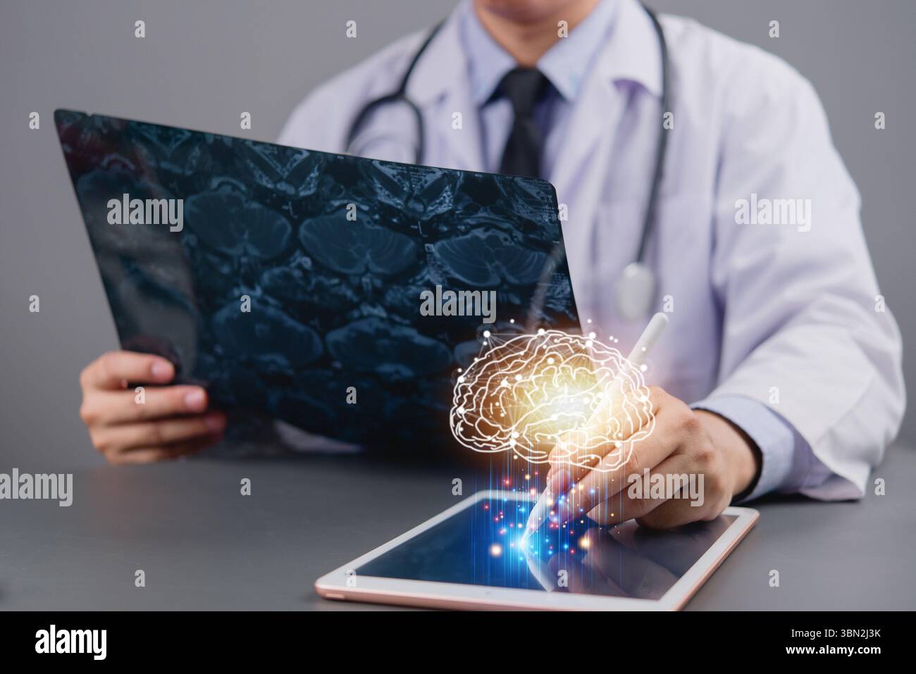 Innovative Gesundheitstechnologie mit KI-Gehirn-Schnittstelle. Arzt überprüft MRT-Scans und verarbeitet Daten auf einem digitalen Tablet. Stockfoto