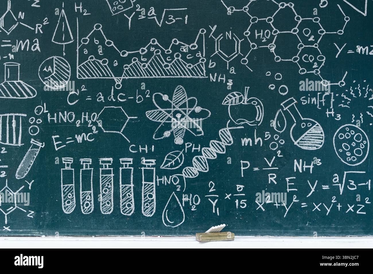 Ein schwarzes Brett mit handgezeichneten wissenschaftlichen Symbolen, chemischen Strukturen, physikalischen Gleichungen, DNA-Helix und Atommodellen. Ideal für Bildungszwecke Stockfoto
