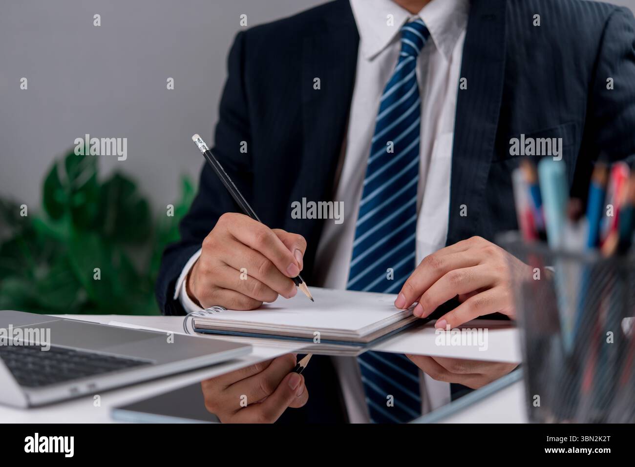 Nahaufnahme des Managers, der die Strategie im Office Notizbuch vorbereitet. Ideal für Themen wie Unternehmensplanung, Geschäftsarbeit, Projektentwicklung und produktiv Stockfoto