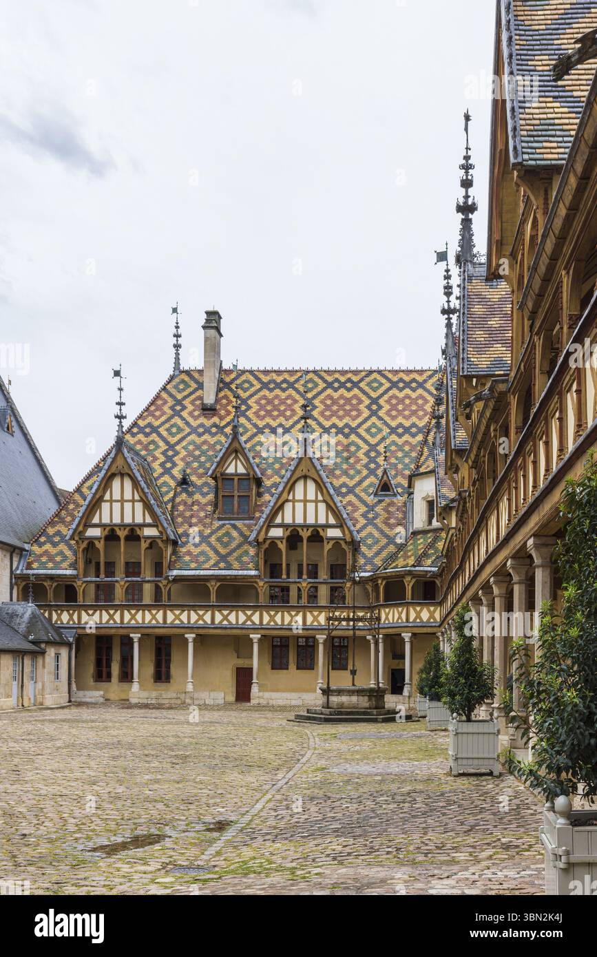 Beaune, Frankreich - 29. April 2024: Das Hospices de Beaune oder Hotel-Dieu de Beaune ist eine ehemalige karitative Almshouse in der alten Stadt Beaune in Burgund Re Stockfoto
