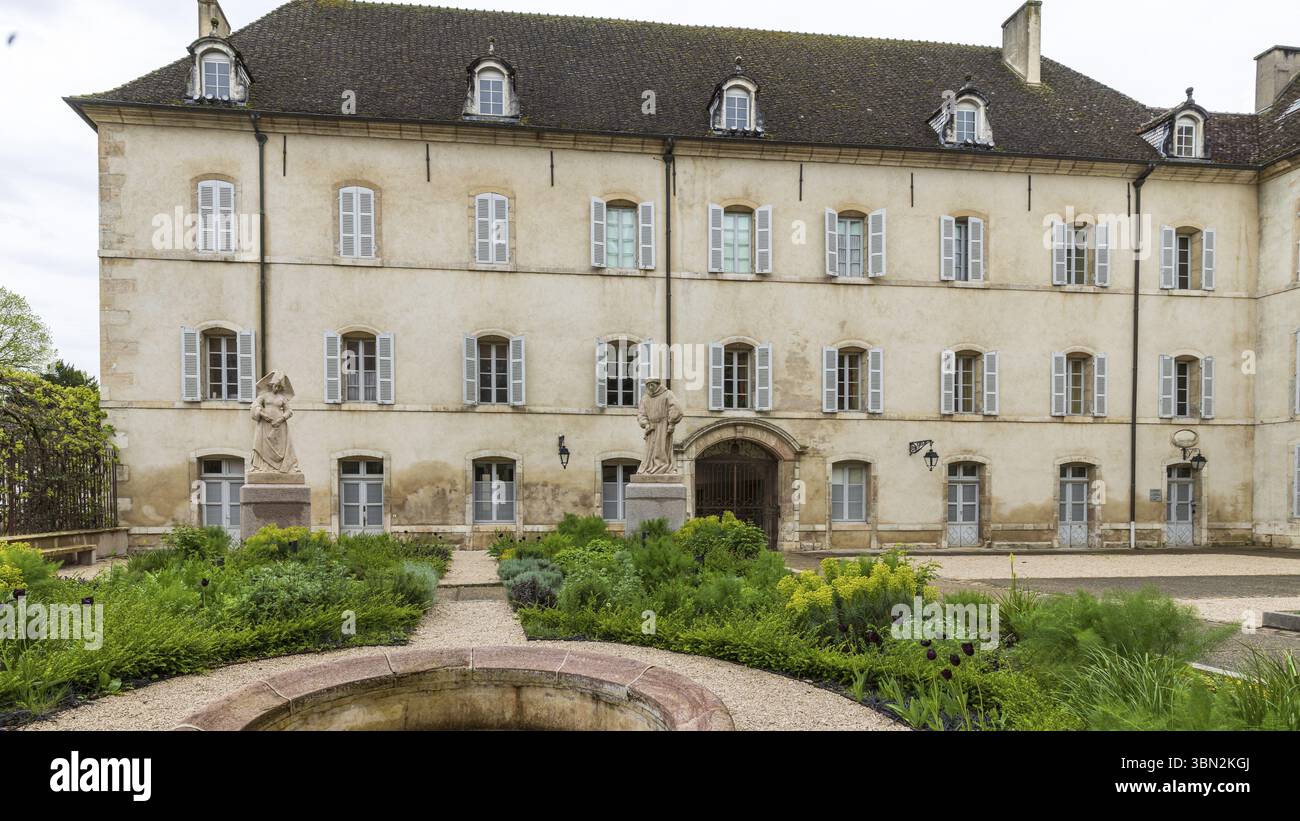 Beaune, Frankreich - 29. April 2024: Kreuzgang und Kräutergarten in Hospices de Beaune oder Hotel-Dieu de Beaune ist eine ehemalige karitative Almshouse in der Antike Stockfoto