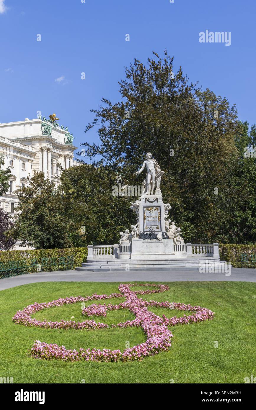Wien, Österreich - 7. September 2024: Wolfgang Amadeus Mozart Denkmal berühmter Musiker und Komponist im Burggarten in der Wiener Altstadt Stockfoto