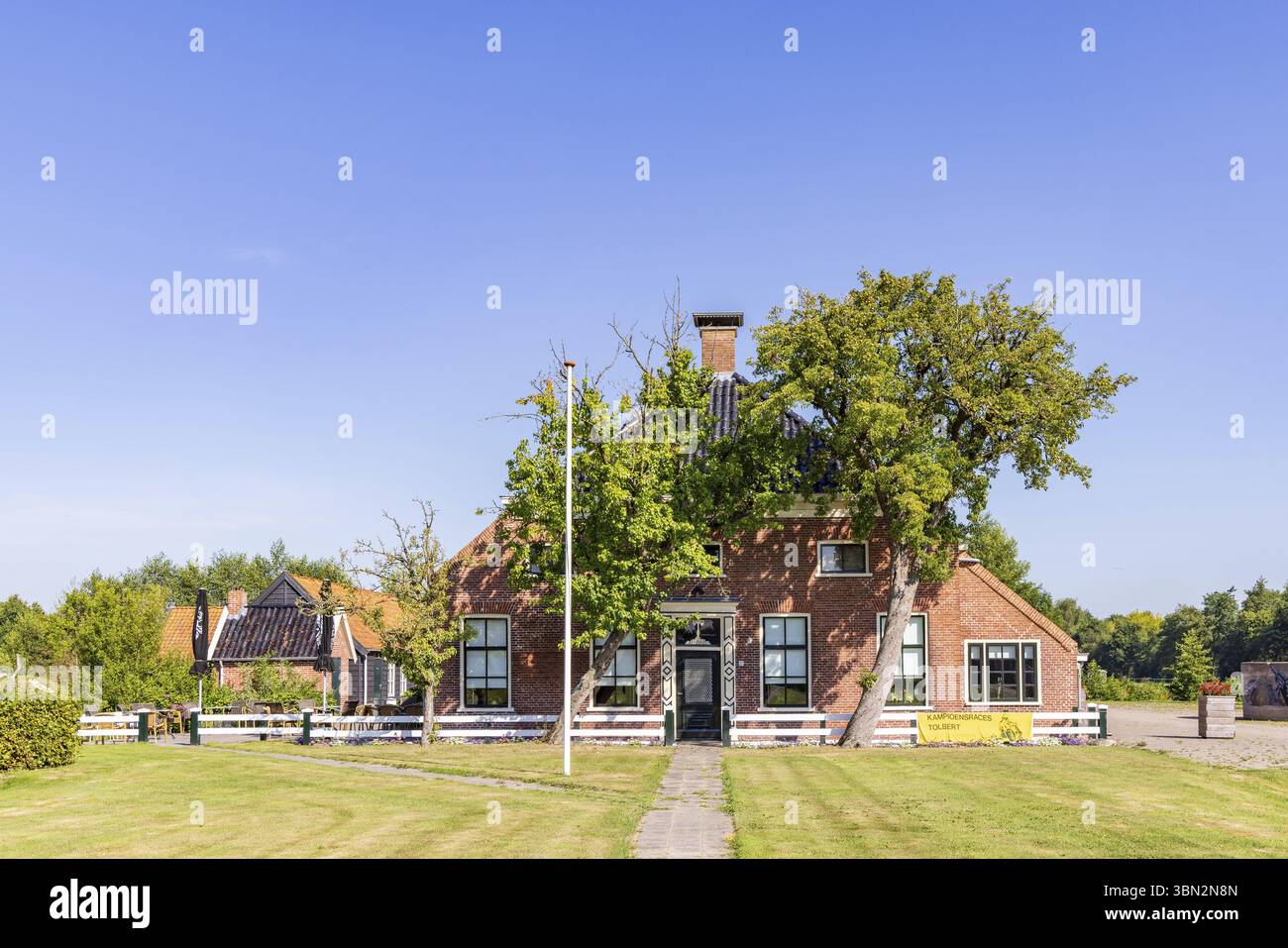 Tolbert, Niederlande - 24. August 2022: Traditioneller Bauernhof, umgeben von alten Bäumen, genannt Cazemier Farm in der Gemeinde Tolbert Westerkwartier in Gr Stockfoto