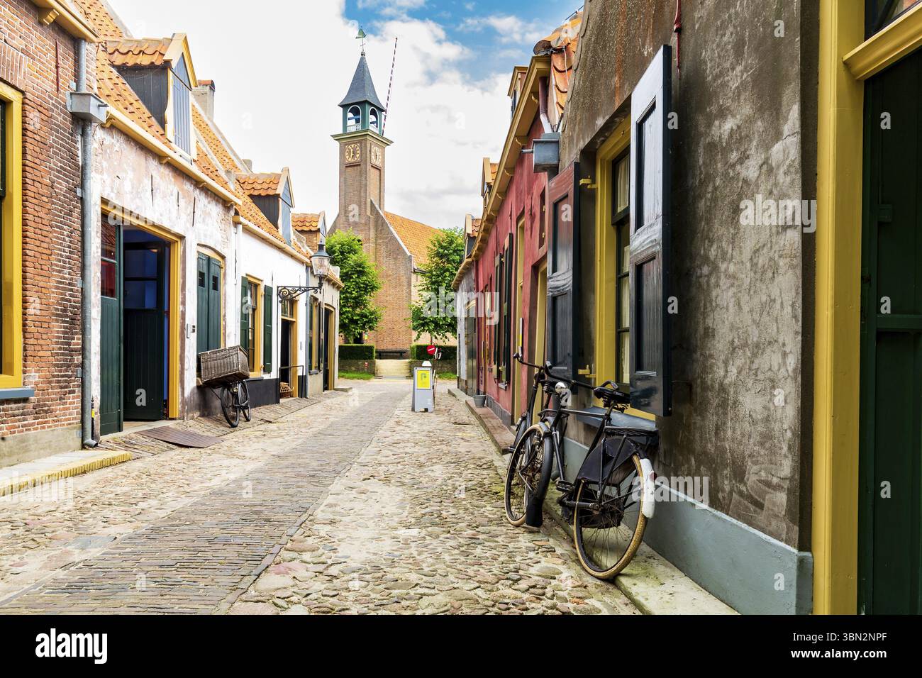 Traditionelles Fischerdorf mit kleinen Häusern, einer Kirche und Schiffen in Enkhuizen Nord-Holland in den Niederlanden Stockfoto