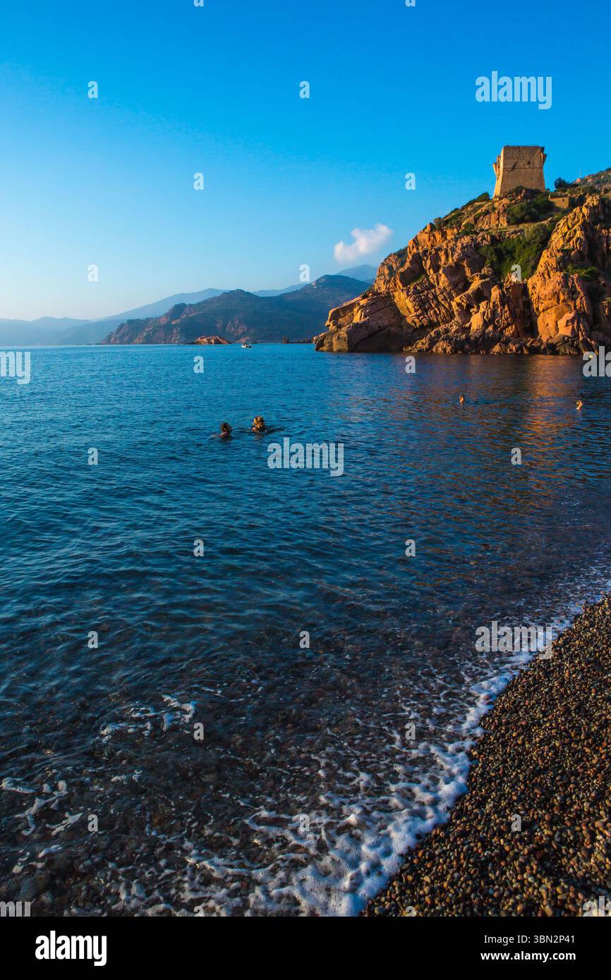 FRANKREICH. CORSE DU SUD (2A) PORTO VILLAGE. GENUESER TURM UND SEINE BUCHT Stockfoto