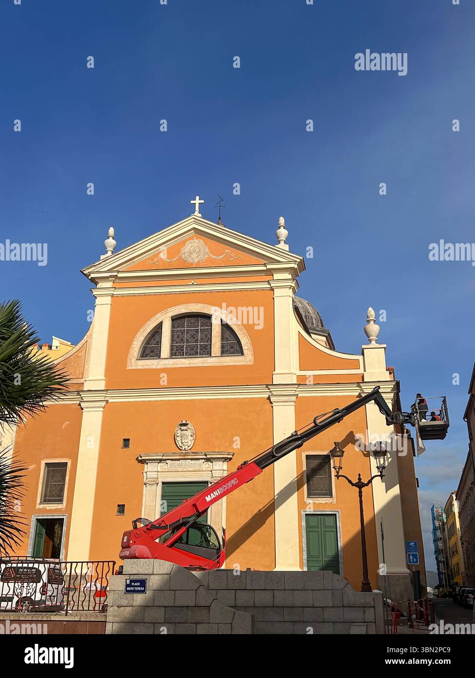 FRANKREICH. CORSE-DU-SUD (2A) AJACCIO, DIE KATHEDRALE NOTRE-DAME DE L'ASSOMPTION (SANTA MARIA ASSUNTA). VORBEREITUNGEN FÜR DEN PAPSTBESUCH AM 15. DEZEMBER Stockfoto