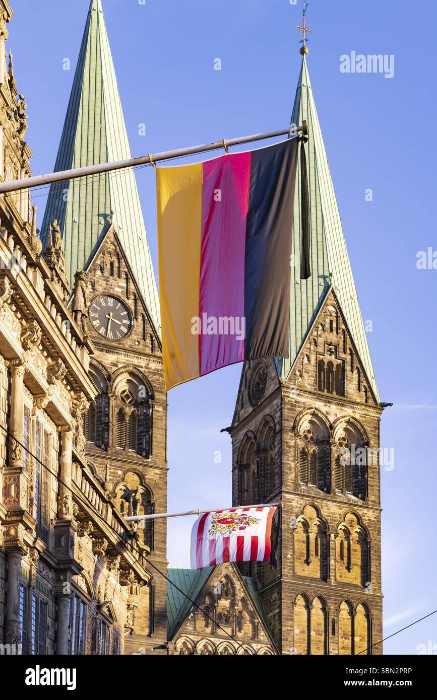 Bremen, Deutschland - 13. November 2022: Bremer Dom und Rathaus mit deutscher Flagge in der Freie Hansestadt Bremen Stockfoto