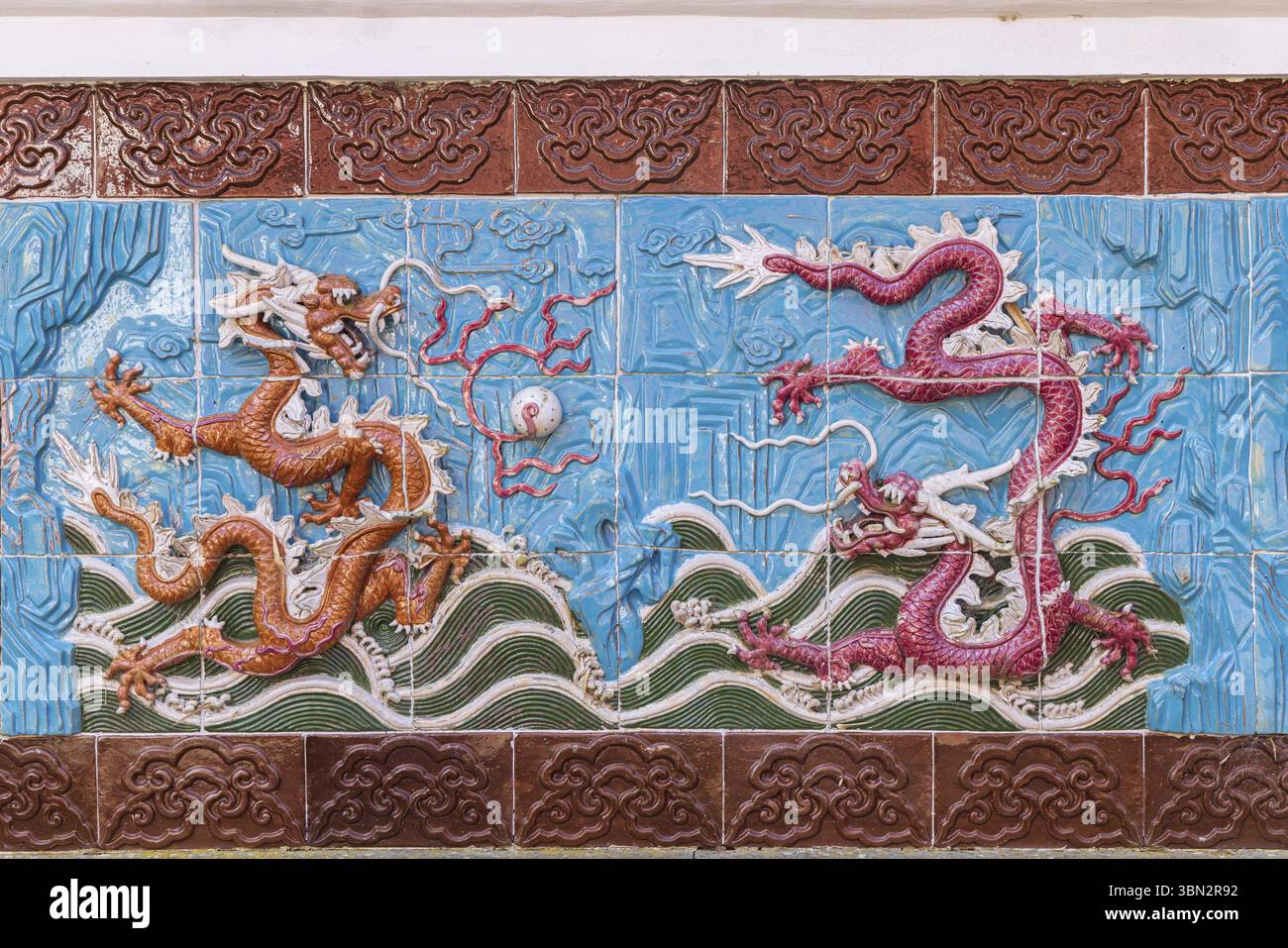 Haren, Niederlande - 5. April 2023: Drachenfliesenwand im chinesischen Garten inspiriert vom berühmten Garten Suzhou in Hortus Botanicus in Haren Municipali Stockfoto