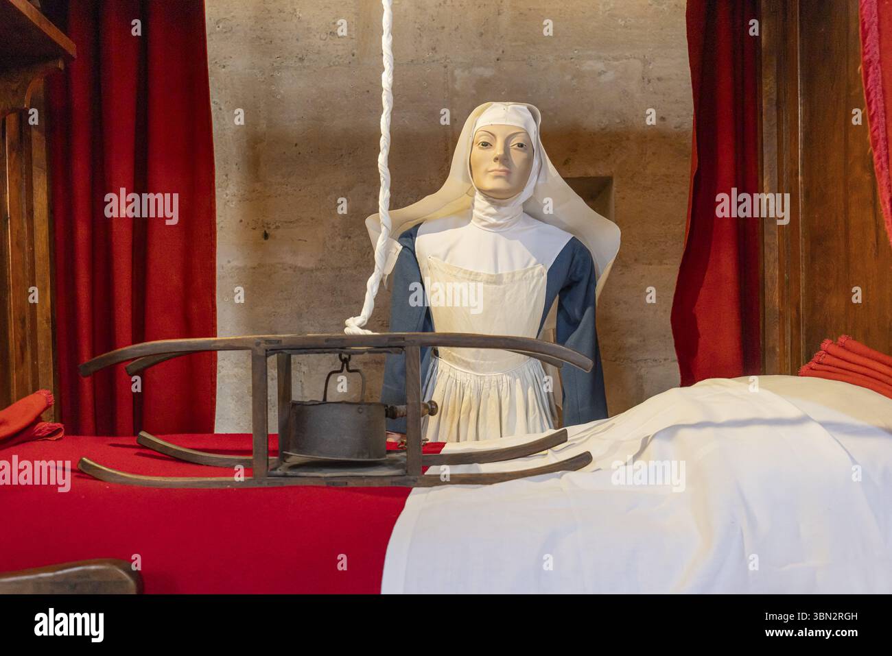 Beaune, Frankreich - 29. April 2024: Schwesternlandschaft mit roten Betten im Hospices de Beaune oder Hotel-Dieu de Beaune, einer ehemaligen karitativen Almshouse im alten To Stockfoto