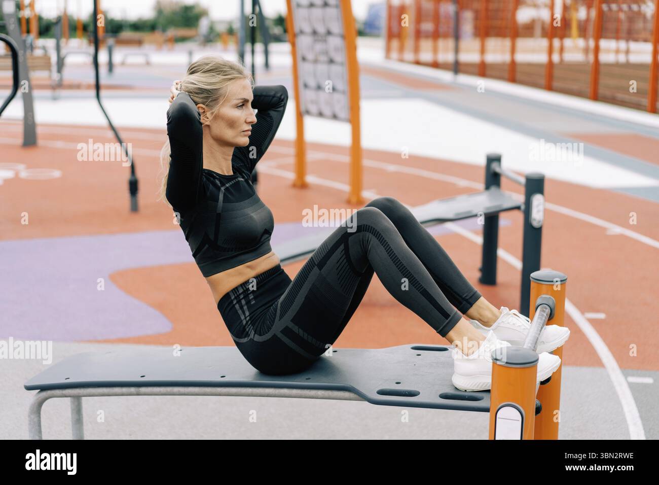 Frau beim Training auf dem Sportplatz Stockfoto