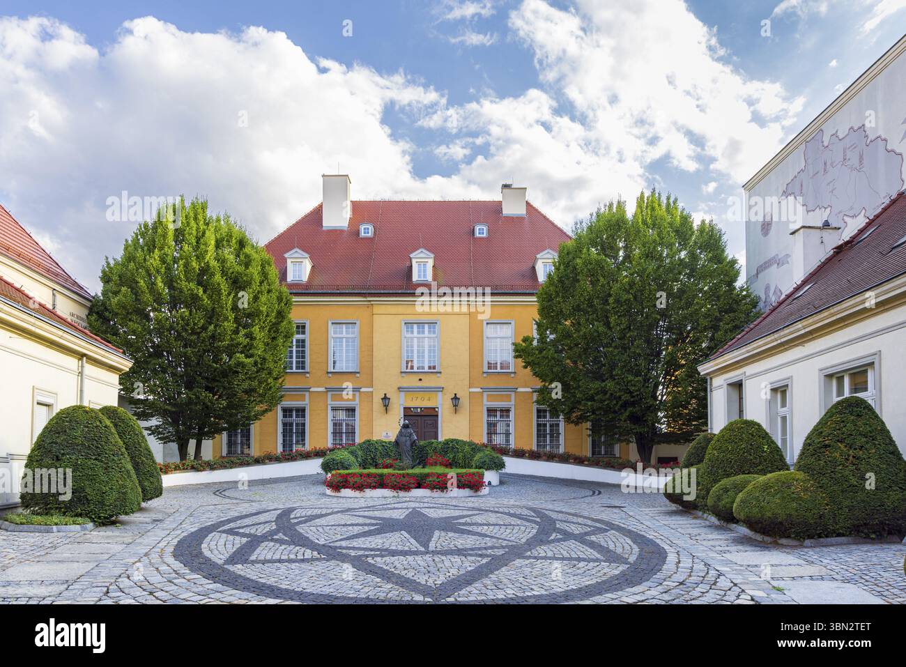 Breslau, Polen - 20. Juli 2023: Buntes altes Gebäude auf der Insel Tumski in Breslau, der historischen Hauptstadt Schlesiens in Polen Stockfoto