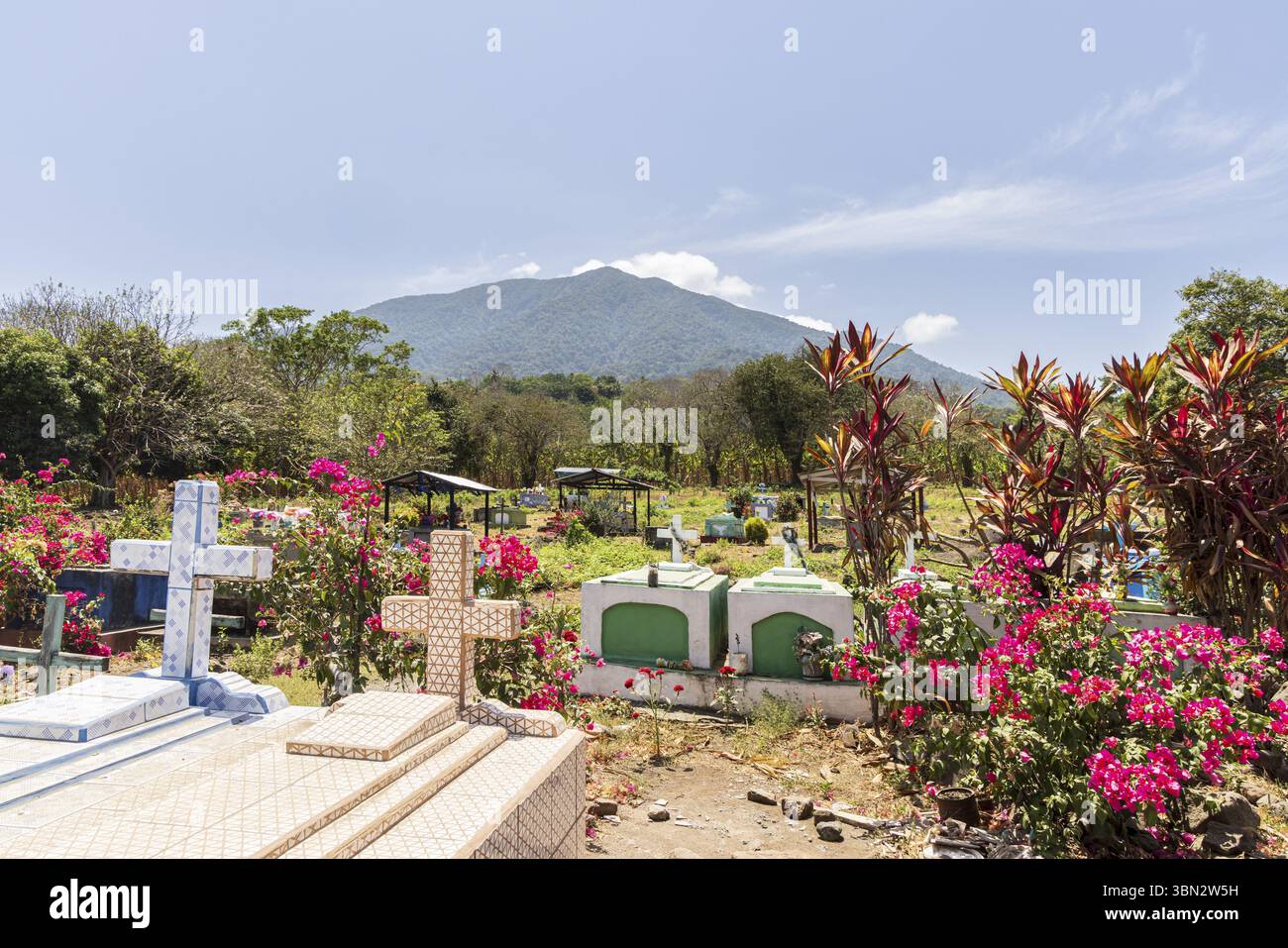 Ometepe, Nicaragua - 21. März 2024 farbenfroher Friedhof mit Vulkan im Hintergrund auf der Insel Ometepe im Südwesten Nicaraguas Mittelamerika Stockfoto