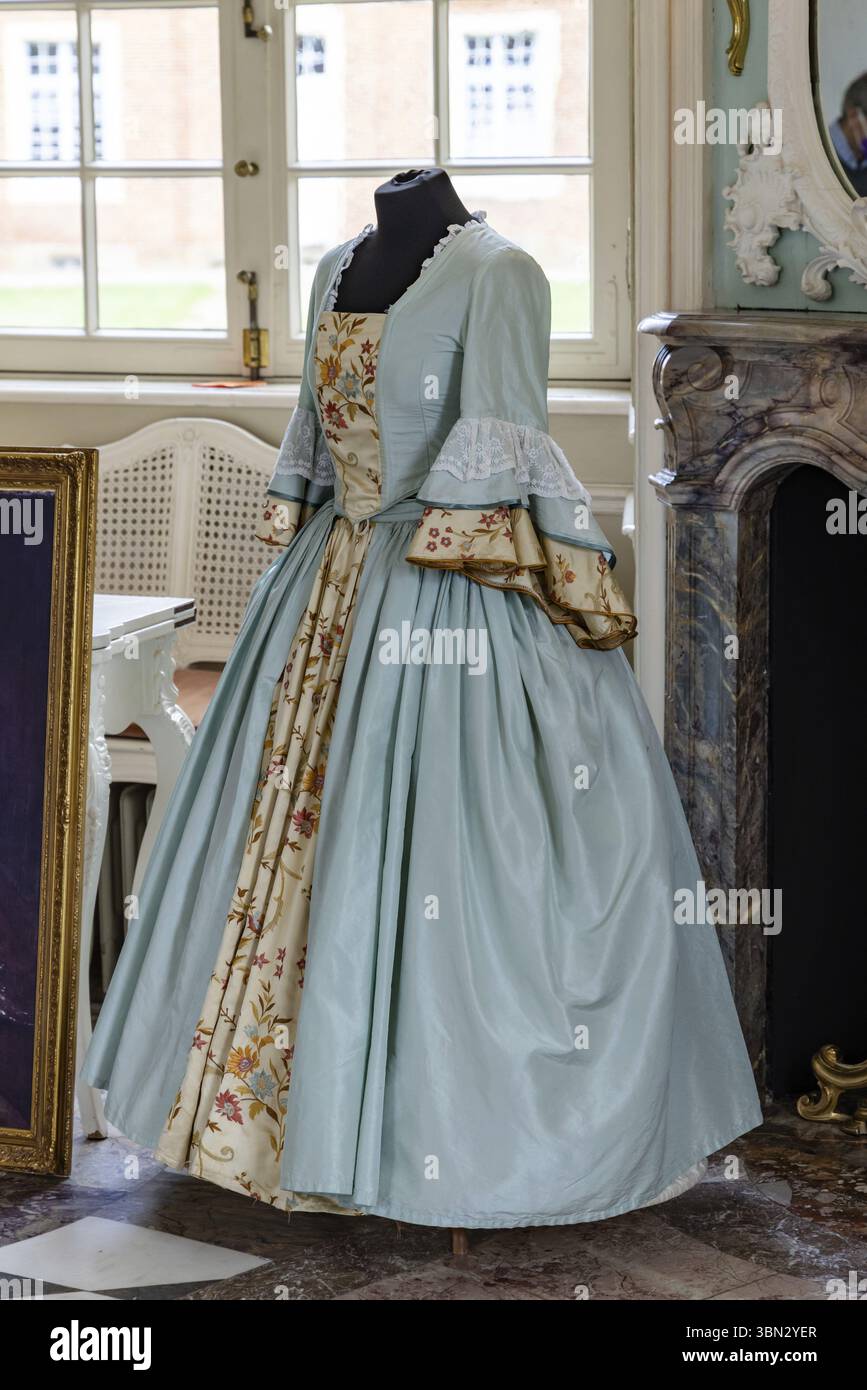 Sogel, Deutschland - 25. August 2021: Ausstellung eines historischen Kleides im Hauptgebäude von Schloss Clemenswerth in Sogel Niedersachsen in Deutschland Stockfoto
