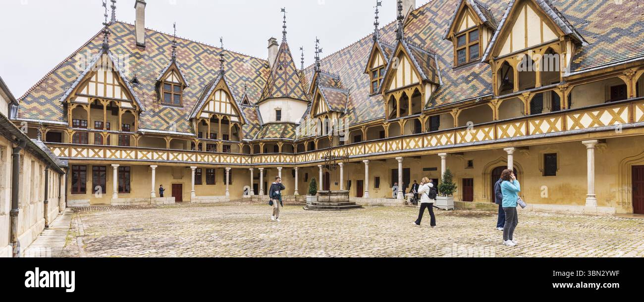 Beaune, Frankreich - 29. April 2024: Das Hospices de Beaune oder Hotel-Dieu de Beaune ist eine ehemalige karitative Almshouse in der alten Stadt Beaune in Burgund Re Stockfoto