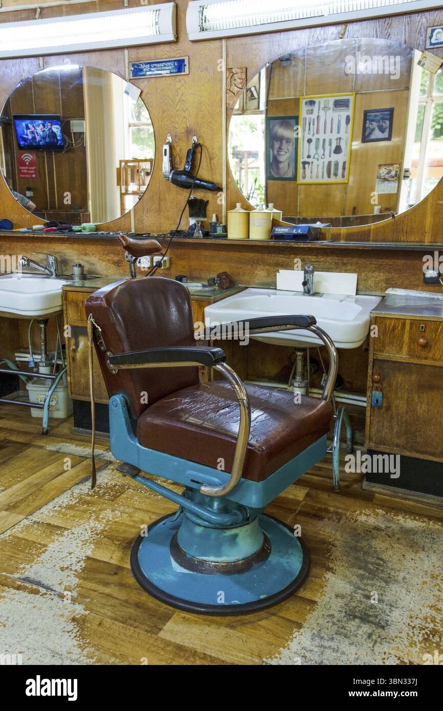 Stuhl im Vintage Friseurladen mit Inneneinrichtung aus den 1950er Jahren in Gyumri, Armenien, Asien Stockfoto