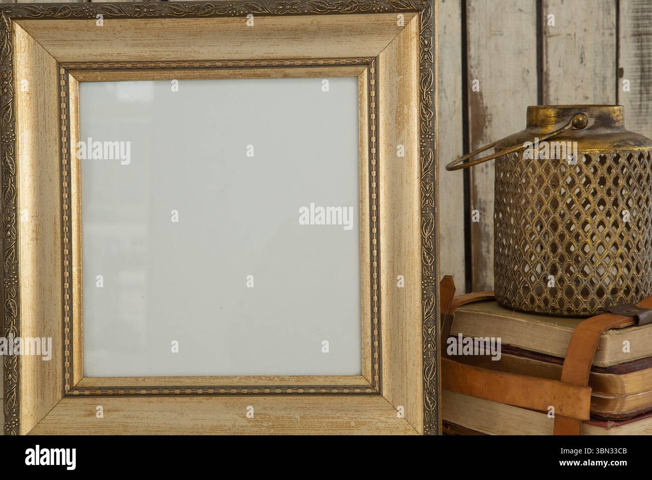 Bilderrahmen und Buchstapel auf dem Tisch Stockfoto